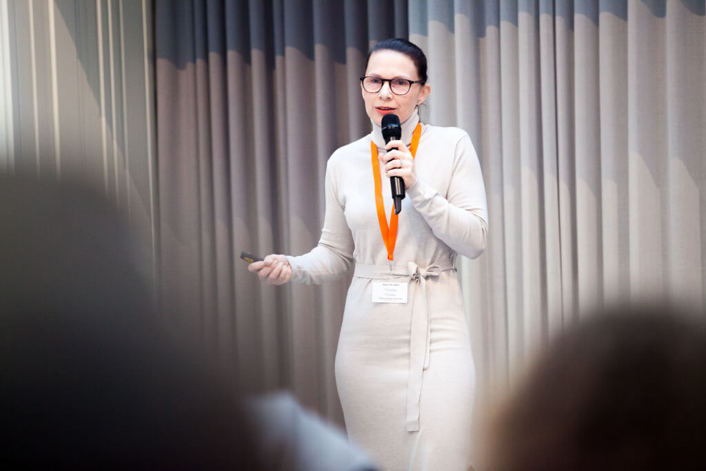 Daniela Mühlberger-Spicker, HR-Verantwortliche des Bundesrechenzentrums (BRZ), skizzierte in ihrer Keynote bei der JETZT Recruiting am 1. und 2. März 2023 in Wien die digitale Candidate Journey von BRZ-BewerberInnen.