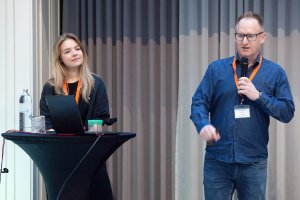 Nina Nossal, Lead Social Commerce und Live Recruiting bei [m]STUDIO, hielt im Rahmen der JETZT Recruiting am 1. und 2. März 2023 in Wien gemeinsam mit Thomas Kenyeri von der Agentur KESCH eine Best Practice Keynote über Live Recruiting.