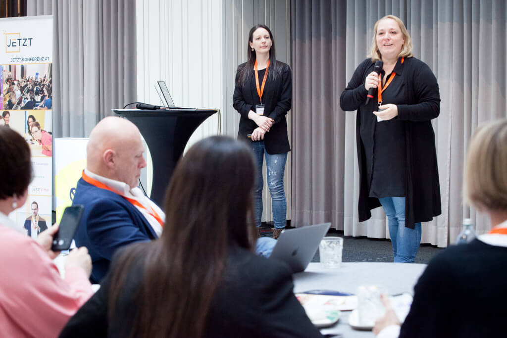 Therese Pestl und Stefanie Kotynek von der Xing-Tochter Onlyfy in Österreich zeigten im Rahmen eines Workshops bei der JETZT Recruiting auf, wie der gesamte Recruiting-Prozess mit einem einzigen Tool funktioniert.