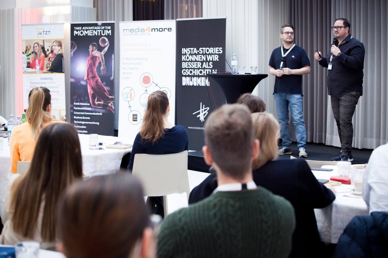 Die beiden MediaBrothers Armin Rogl und Bernd Muggi präsentierten bei der JETZT Social Media am 25. und 26. April 2023 in Wien einen Workshop mit dem Titel „Taktik für TikTok & Co.“.