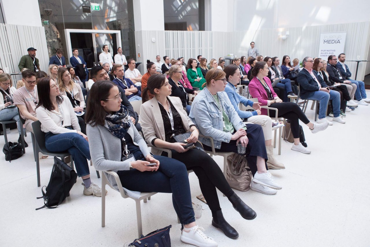 An den beiden Konferenztagen der JETZT Social Media am 25. und 26. April 2023 in Wien vermittelten Social Media-ExpertInnen von werbetreibenden Unternehmen, Institutionen, Agenturen und Spezialdienstleistern den insgesamte 130 Teilnehmern, wie Marken ihre Social Media-Strategie 2023 und darüber hinaus anlegen sollten.