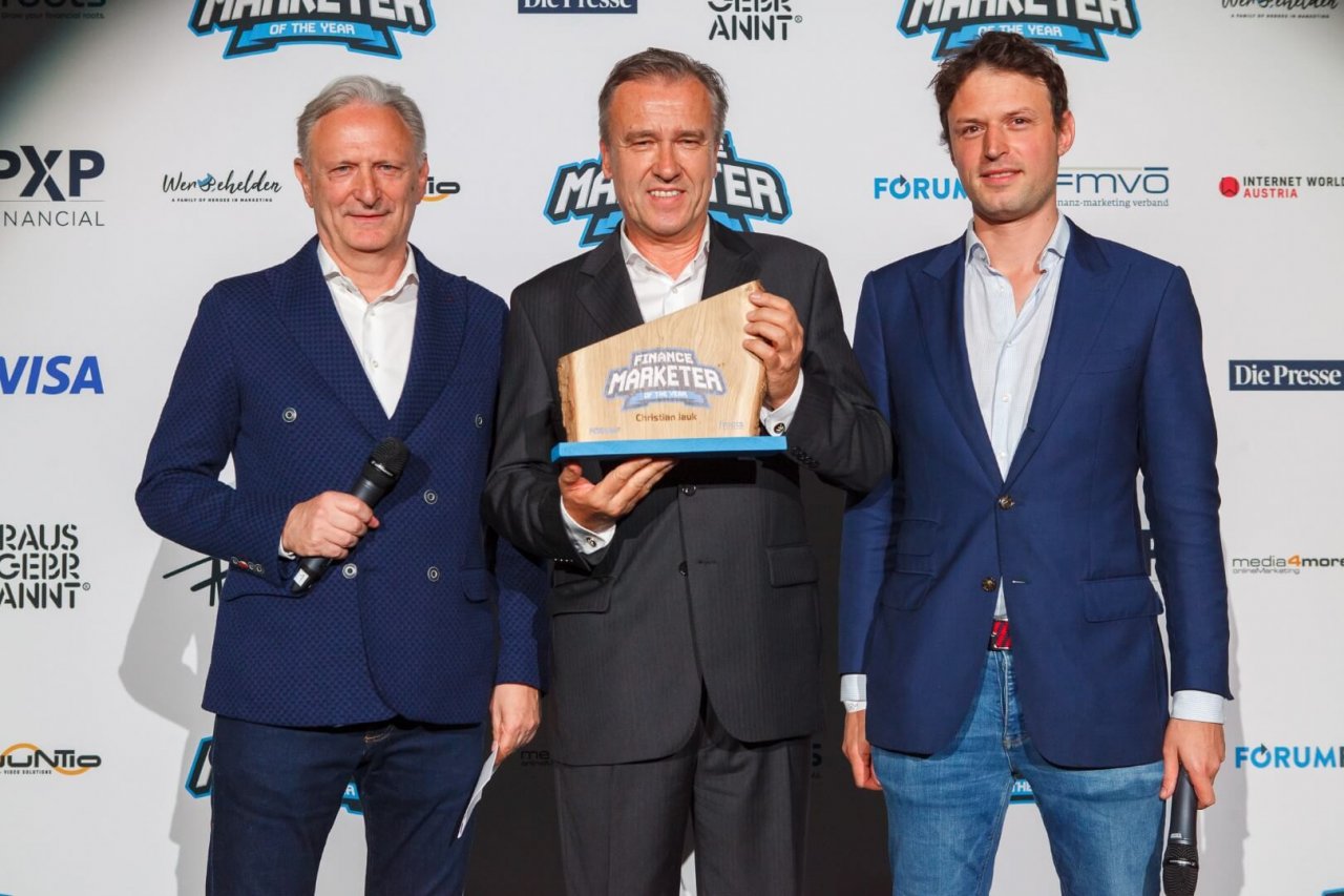 Christian Jauk, Vorstandsvorsitzender von Schelhammer Capital und CEO der GRAWE Bankengruppe, erhielt im Rahmen der Finance Marketer of the year Awards den Jurypreis für Sustainable Finance Marketing. ForumF-Herausgeber Peter Neubauer und David Mayer-Heinisch vom Kategoriesponsor froots gratulieren.