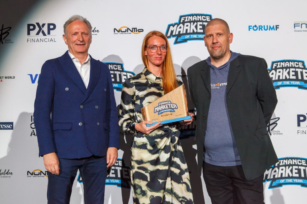 Isabella Frey (Erste Group/George Labs) wurde zum Finance Marketer of the year 2022 in der Kategorie Innovation gewählt. ForumF-Herausgeber Peter Neubauer und Peter Rosenkranz vom Kategoriesponsor media4more gratulieren.