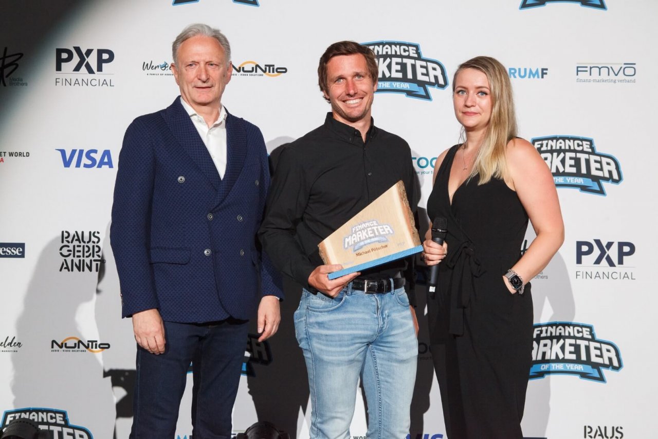 Michael Pötscher (Paysafe) wurde zum Finance Marketer of the year 2022 in der Kategorie Payment gewählt. ForumF-Herausgeber Peter Neubauer und Anda Grodsky vom Kategoriesponsor PXP Financial gratulieren.