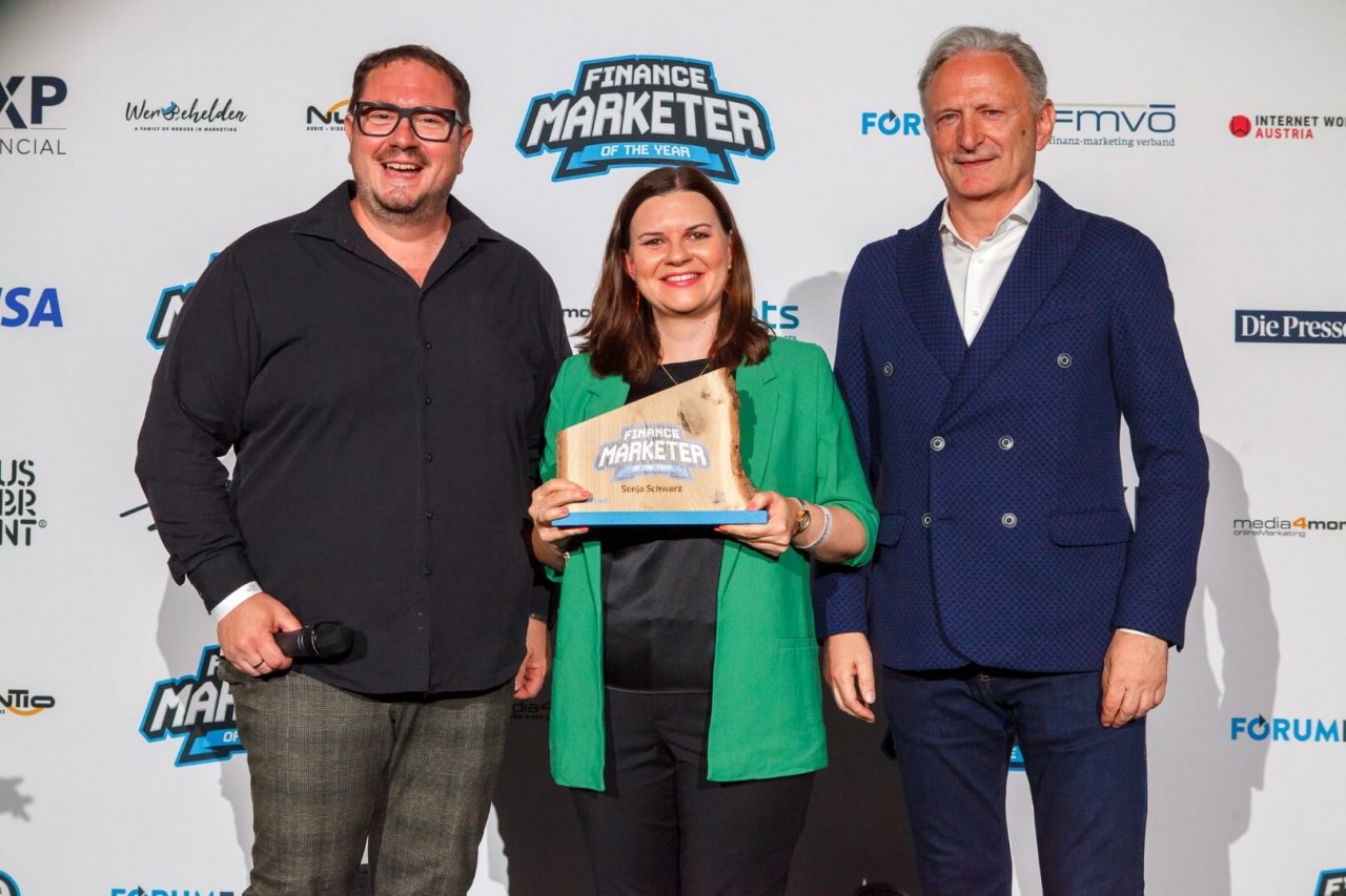 Sonja Schwarz (UNIQA) wurde zum Finance Marketer of the year 2022 in der Kategorie Kategorie Versicherungen gewählt. Armin Rogl vom Kategoriesponsor MediaBrothers und ForumF-Herausgeber Peter Neubauer gratulieren.