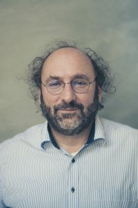 Simulationsforscher Niki Popper wird beim CRM-Summit 2023 in der Eventlocation Juwel Wien über datengetriebene Entscheidungsfindung referieren.