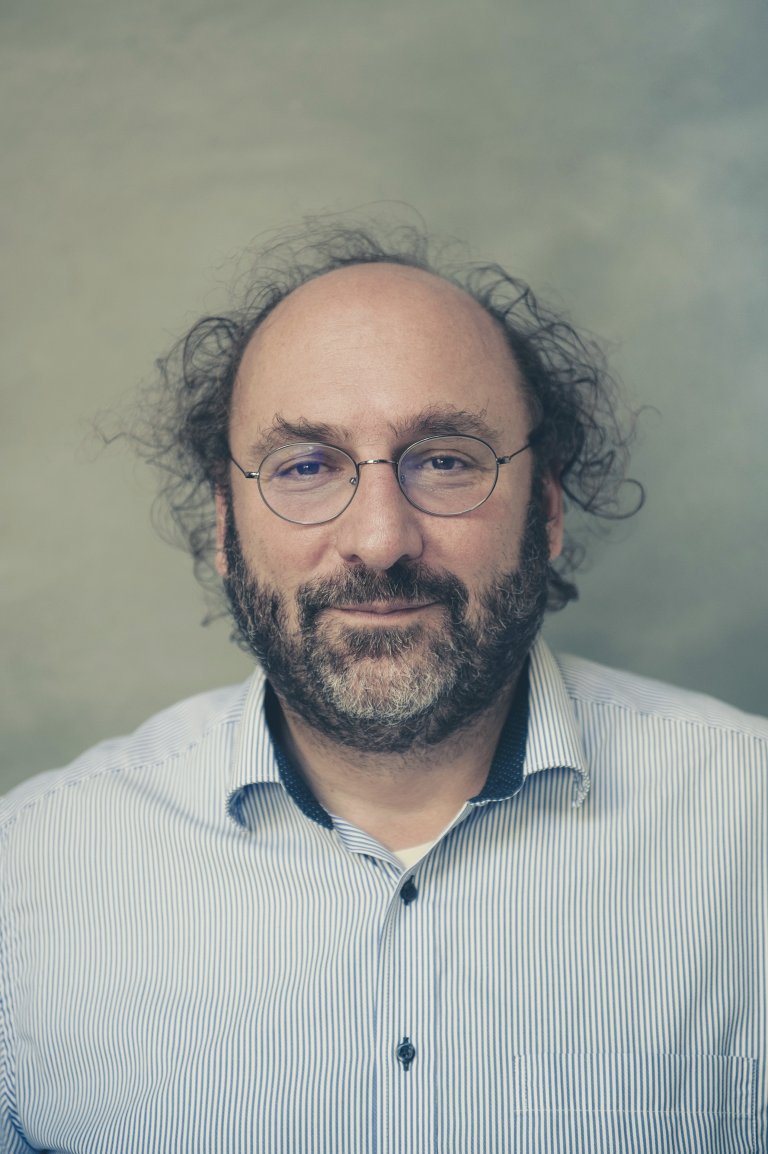 Simulationsforscher Niki Popper wird beim CRM-Summit 2023 in der Eventlocation Juwel Wien über datengetriebene Entscheidungsfindung referieren.