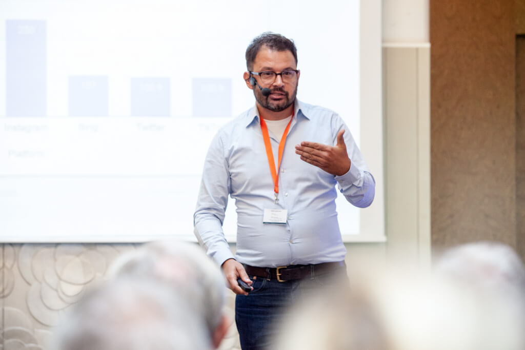 tubics-Founder Matthias Funk präsentierte eine exklusiv für die ForumF Konferenz erstellte Studie über die YouTube- und Video-Marketingstrategien von Banken und Versicherungen in Österreich, Deutschland und der Schweiz.