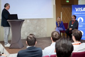 Zum Abschluss der ForumF Konferenz zeigte MOMENTUM-Co-Founder Maximilian Mondel die besten Kampagnen von Banken und Versicherungen weltweit und diskutierte diese mit Werber René Pichler (Agentur AANDRS) und Nina Tamerl, Founder der smarten Healthcare-Plattform Roodie.