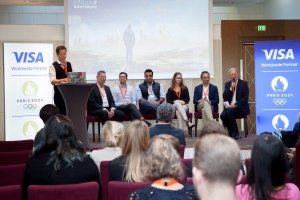 Eine Podiumsdiksussion unter der Moderation von ForumF-Gründer Peter Neubauer (ganz rechts) widmete sich dem Thema „Wie Künstliche Intelligenz Marketing und Werbung in der Finanzindustrie verändern wird“. Mit am Podium von links nach rechts: Michael Katzlberger (Katzlberger Consulting), Stefan Egg (Capco), Alexander Schuch (George Labs/Erste Bank), Millad Shahini (Allianz), Pauline Schreuder (Raiffeisen Digital Bank) und Gerald Resch (Bankenverband).