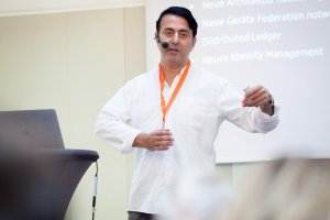 In der Opening Keynote der ForumF Konferenz sprach Sargon Korkis, Vice President Digital Experience Services von DCX Capgemini in Berlin, über den Metaverse-Hype und die Ableitungen für Banken und Versicherungen.