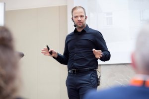 Mit einer für eine Finanzmarketing-Fachkonferenz unerwarteten Keynote eröffnete Thomas Neuburger (Hermann Fleischlos, Funghi Pads) den Nachmittag der ForumF Konferenz und führte in das das Themenfeld disruptives Innovationsmanagement ein.
