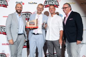 Thomas Saliger, Marketingleiter und Unternehmenssprecher der XXXLutz Gruppe sowie Mitglied der XXXLutz Geschäftsleitung (mit Trophäe), wurde im Rahmen der Verleihung der Marketing Leader of the year 2022 für sein Lebenswerk ausgezeichnet. Jochen Schneeberger vom Bewerbssponsor willhaben, Marketing-Club-Österreich-Präsident Andreas Ladich und Maximilian Mondel, Co-Founder MOMENTUM Wien und Chefredakteur von Internet World Austria gratulieren.