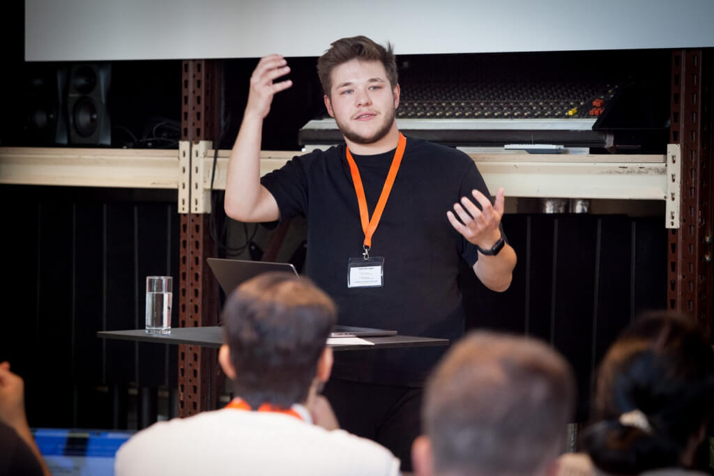 Bartlomiej Kleczek, Co-Founder der Wiener Agentur biteme.digital, leitete beim JETZT KI Bootcamp in Wien in die Gesamtthematik „Generative KI-Tools“ ein und erläuterte die Funktionsweise von ChatGPT in all seinen Facetten.