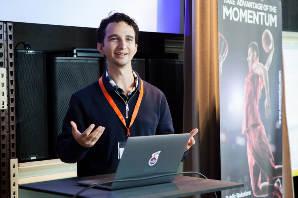 Julian Koßmann, Growth Hacker und Software-Entwickler bei der Innovationsagentur TheVentury, erklärte beim JETZT KI Bootcamp in Wien wie man Chatbots für Unternehmen aufbaut.