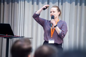 Isabel Lamotte vom Handelsverband stellte die zentralen Ergebnisse des Shopping Index 2023 vor und erarbeitete gemeinsam mit der Audience der JETZT Shopping konkrete, sich aus der Studie ergebende Handlungsanleitungen für E-Commerce-Anbieter.