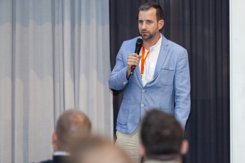 Jürgen Eppinger, Head of Digital Marketing bei der Rosenbauer International AG, hielt bei der JETZT Shopping eine Best Practice Keynote mit dem Titel „Digitale Transformation bei Rosenbauer – Schaffung neuer Vertriebswege im Schnellboot“.