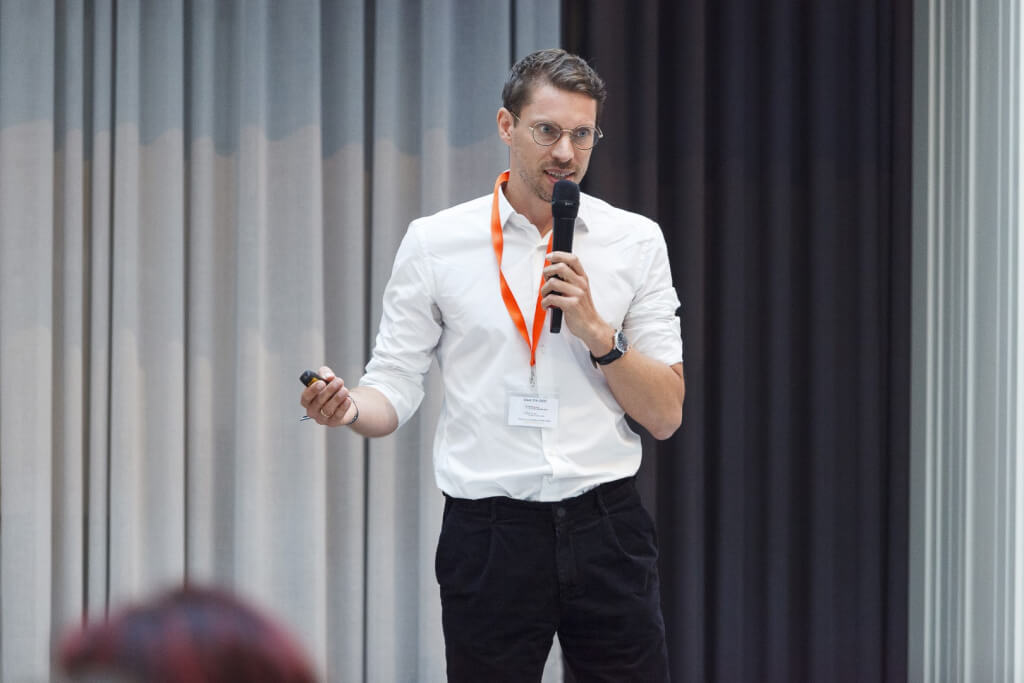 Lukas Wieser, Co-CEO & Founder bei Myflexbox, hielt bei der JETZT Shopping einen Vortrag mit dem Titel „Warum eine nachhaltige und anbieterunabhängige Logistik- und Smart City-Lösung Sinn macht“.