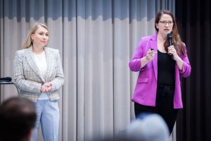 Viktoria Zischka, Senior Media Consultant REWE International AG, und Magdalene Rynkiewicz, Head of Customer Insights & Media das Business Development und Projektmanagement bei der REWE Group in Deutschland, führten im Rahmen eines Workshops bei der JETZT Shopping in Wien in das Thema „Retail Media – die Werbeform der Zukunft“ ein.