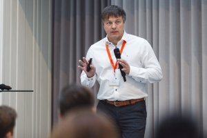 Markus Kalb, Founder von Userwerk, hielt bei der JETZT Shopping in Wien eine Keynote mit dem Titel „Hardrocker lieben Katzen. Wie kundenorientiertes Checkout-Marketing funktioniert“.