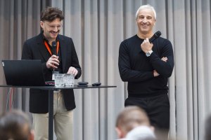 Markus Ruff und Martin Distl – beide von [m]studio – hatte für die JETZT Shopping in Wien eine Best Practice Keynote mit dem Titel „Live Shopping – die beste Art von Shoppertainment“ vorbereitet.