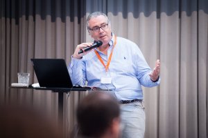 Maximilian Mondel, Chefredakteur von Internet World Austria und Co-Initiator der JETZT Konferenzen, präsentierte einige der meist ausgezeichneten E-Commerce Cases des Jahres und analysierte gemeinsam mit den TeilnehmerInnen des Training Day der JETZT Shopping, was man daraus lernen kann.