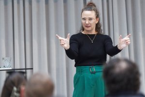 Die Opening Keynote des Conference Day der JETZT Shopping mit dem Titel „Neuromarketing mit Hirn!“ steuerte die renommierte Fachbuchautorin Sarah Weitnauer („Psyketing!“) bei.