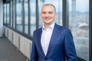 Nikolai Scheurecker, Geschäftsführer des jö bonus Club, hält bei der JETZT E-Mail am 30. und 31. Jänner 2024 in Wien die Opening Keynote über die Rolle von E-Mail-Marketing beim jö Bonus Club.