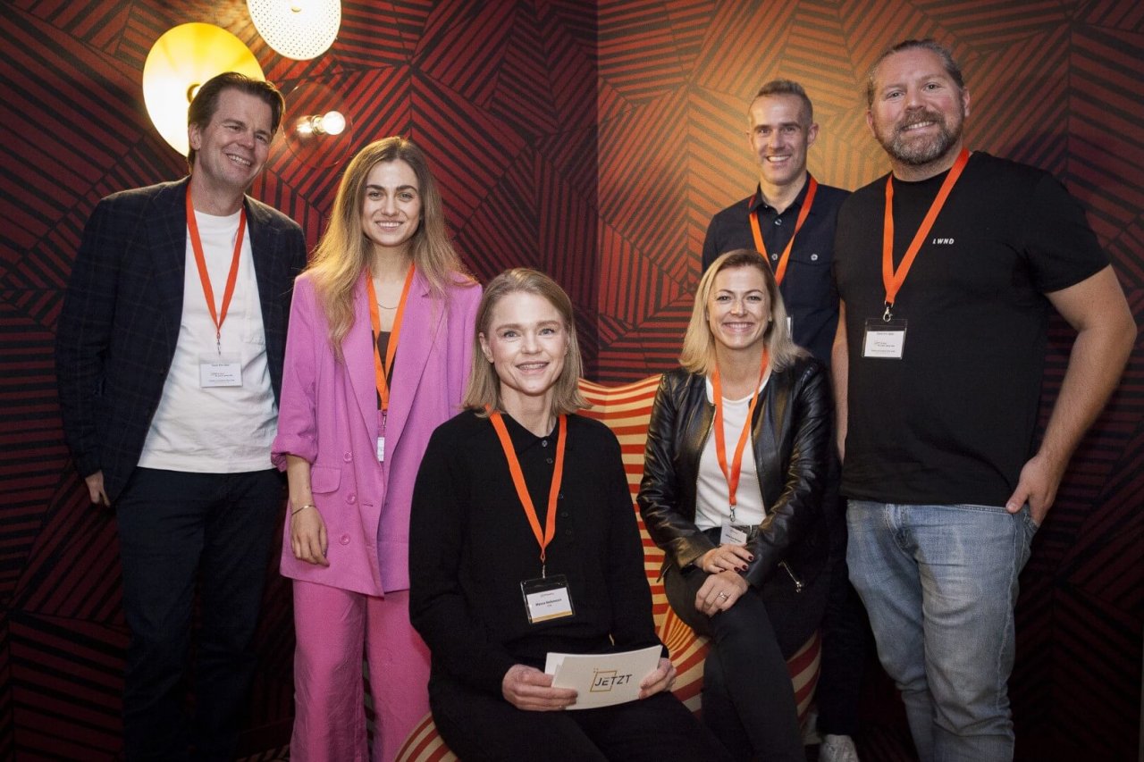 Ein Panel unter der Leitung von Maresa Barbara Wolkenstein (vorne Mitte), Senior Research & Development Managerin bei COPE, widmete sich dem Thema „Digital Branding Fails: Welche Irrwege man im Digital Branding nicht beschreiten sollte“. Es diskutierten (von links nach rechts): Helmut Kosa (&us), Larissa Thaler (Dialogschmiede), Sabine Auer-Germann (adverserve), Philip Haubner (Gewista) und Diego del Pozo (TUNNEL23).