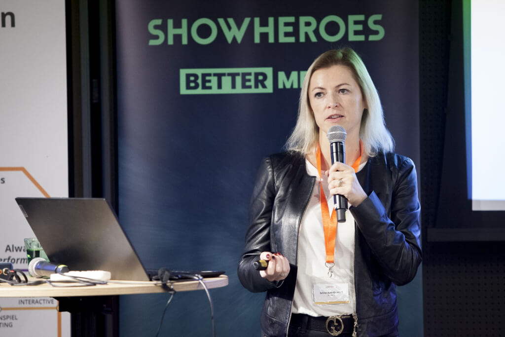 Sabine Auer-Germann, Geschäftsführerin von adverserve, präsentierte bei der JETZT Branding eine Keynote mit dem Titel „Wie man Marken mit Programmatic Advertising erfolgreich stärkt“.