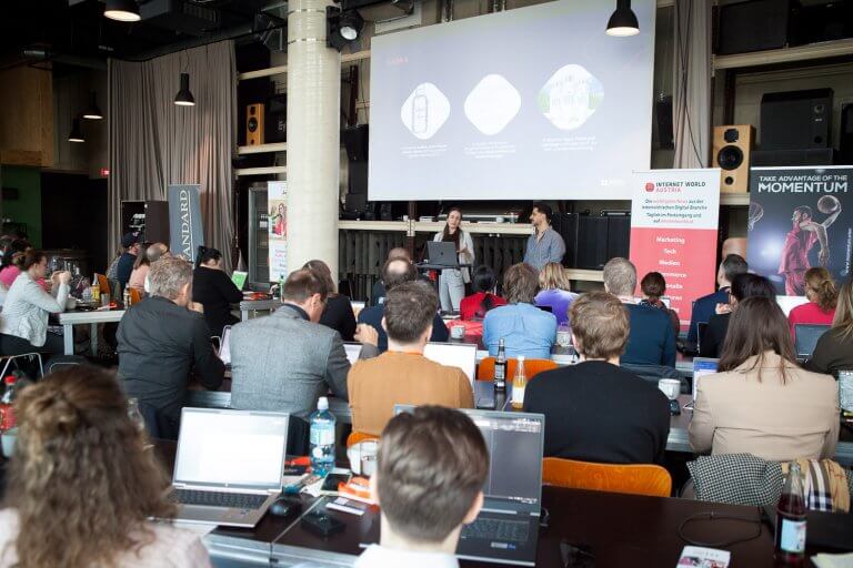 Den 55 TeilnehmerInnen des JETZT KI Bootcamp am 27. Februar 2024 in Wien wurde einen Konferenztag lang sofort in die Tat umsetzbares Know-how für die Arbeit mit generativen KI-Tools geboten.
