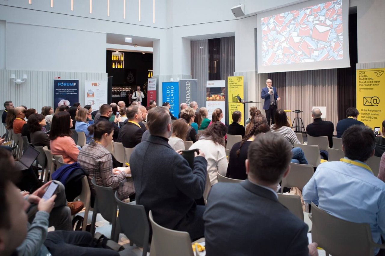 Dicht gedrängte Reihe bei der JETZT E-Mail am 30. und 31. Jänner 2024 in Wien. Mehr als 200 Teilnehmer tummelten sich an den beiden Konferenztagen in der Eventlocation Labstelle Wien.