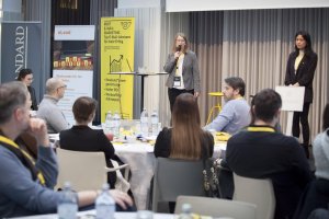 Brigitte Rieser, Produktmanagerin für E-Mail-Marketing, und Anh Vu, Kampagnenmanagerin für E-Mail-Marketing – beide bei der Österreichischen Post AG –, präsentierten bei der JETZT E-Mail am 30. und 31. Jänner 2024 in Wien einen Workshop mit dem Titel „E-Mail-Rodeo – Tipps, um fest im Sattel zu bleiben“.