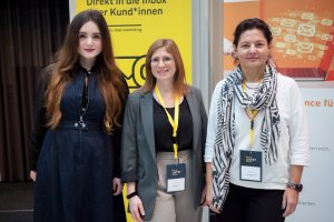 Katharina Krenn, Senior Brand Manager für die Marke Purina bei Nestlé (Mitte) und Jasmina Sunjic-Richter, Head of Product Marketing beim ÖAMTC (rechts), schilderten im Rahmen eines von der Digital-Marketing-Expertin Cosima Serban (digimetive) moderierten Fireside Chat (links), wie sie E-Mail- und Newsletter-Marketing zur Erreichung ihrer Kommunikationsziele einsetzen.