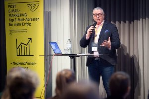 Zum Abschluss der JETZT E-Mail am 30. und 31. Jänner 2024 ging MOMENTUM-Wien-Founder Maximilian Mondel in einem Vortrag mit dem Titel „How to succeed with Spam“ auf eine außergewöhnliche Out-of-home-Kampagne der Hafermilchmarke Oatly ein.