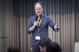 Michael Kornfeld, Gründer von dialog-Mail, hielt am Training Day der JETZT E-Mail am 30. und 31. Jänner 2024 in Wien einen Workshop zum Thema Kennzahlen im E-Mail-Marketing ab und steuerte am Conference Day ein Impulsreferat zu einer Podiumsdiskussion zum Thema KI und E-Mail-Marketing bei.