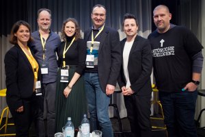 Birgit Sedlmayer-Gansinger (Virtual Identity), Michael Kornfeld (dialog-Mail), Clara Haslauer (IKEA), Thomas Mühlbacher (Landwirt.com), Markus Fischer (Österreichische Post AG) und Peter Rosenkranz (media4more) widmeten sich im Rahmen einer Podiumsdiskussion bei der JETZT E-Mail am 30. und 31. Jänner 2024 dem Thema „Noch besser, noch effizienter, noch ausgefuchster, noch automatisierter: E-Mail-Marketing im KI-Zeitalter“.