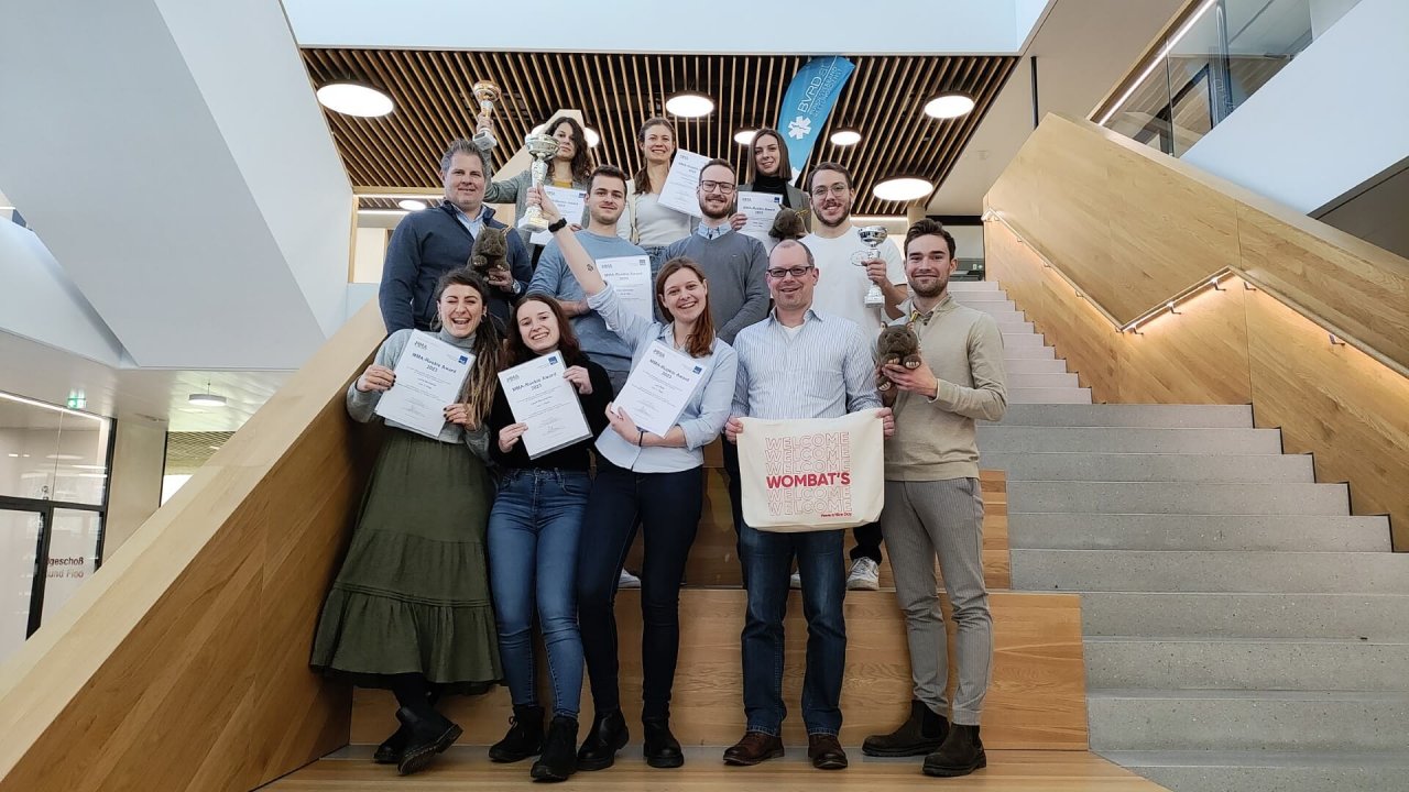 Preisträger, Juroren und Initiatoren des MMA Rookie Award 2023: Laura Hermanik, Laura Borovansky, Lea Wall (Studentinnen FH St. Pölten), Harald Wimmer (Studiengangsleiter Master Digital Marketing & Kommunikation, FH St. Pölten), Paul Praschinger (Head of Marketing Wombat‘s) – erste Reihe v.l.n.r. – Harald Winkelhofer (FH-Lektor Mobile Marketing, FH St. Pölten), Peter Oberwalder, Felix Buchner, Johannes Weger (Studenten FH St. Pölten) – zweite Reihe v.l.n.r. – Klara Vollenwyder, Katharina Klubertanz, Sarah Kebza, (Studentinnen FH St. Pölten) – dritte Reihe v.l.n.r.