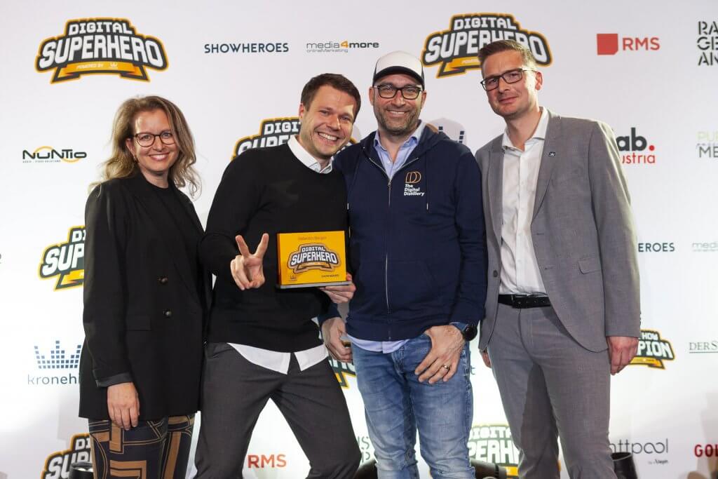 Valentin Berger (Almdudler) wurde zum Digital Superhero of the year 2023 in der Kategorie AuftraggeberIn gewählt. Martin Holzer vom Bewerbssponsor Kronehit, Roland Divos vom Kategoriensponsor ShowHeroes und iab-Austria-Präsidentin Rut Morawetz gratulieren.