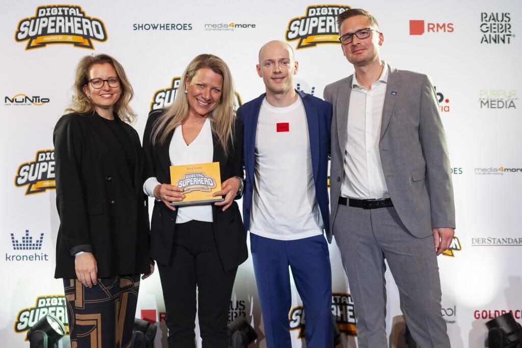 Nina Kaiser (4Gamechangers) wurde zum Digital Superhero of the year 2023 in der Kategorie Innovation gewählt. Martin Holzer vom Bewerbssponsor Kronehit, Michael Aistleitner vom Kategoriensponsor Goldbach und iab-Austria-Präsidentin Rut Morawetz gratulieren. 