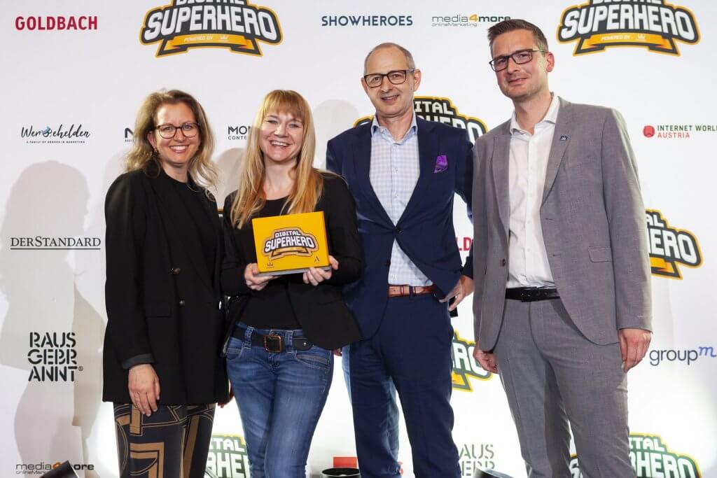 Nina Nossal (GroupM) wurde zum Digital Superhero of the year 2023 in der Kategorie Media gewählt – in Vertretung übernahm Bianca Haider (m studio/GroupM) den Award. Martin Holzer vom Bewerbssponsor Kronehit, Alexander Fantl vom Kategoriensponsor Aleph und iab-Austria-Präsidentin Rut Morawetz gratulieren.