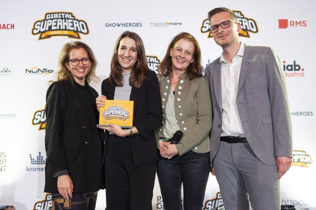 Rebecca Prinz (Goldbach) wurde zum Digital Superhero of the year 2023 in der Kategorie Vermarktung & Sales gewählt. Martin Holzer vom Bewerbssponsor Kronehit, Nicola Pohoralek vom Kategoriensponsor Group M und iab-Austria-Präsidentin Rut Morawetz gratulieren.