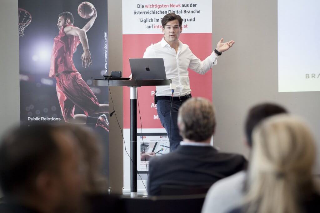 Phillip Fumolo von Brame, hielt beim JETZT SUMMIT 2024 in Wien eine Best Practice Keynote zum Themenfeld Gamification und digitale Werbung.