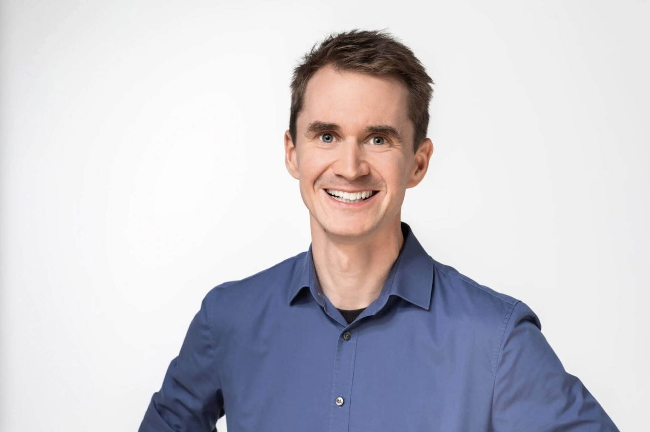 Der Neurowissenschaftler und Bestsellerautor Dr. Henning Beck referiert bei der CRM-Konferenz „Evolution Experience 2025“ über die Funktionsweise menschlicher Entscheidungsprozesse in Zeiten von Automatisierung und KI.
