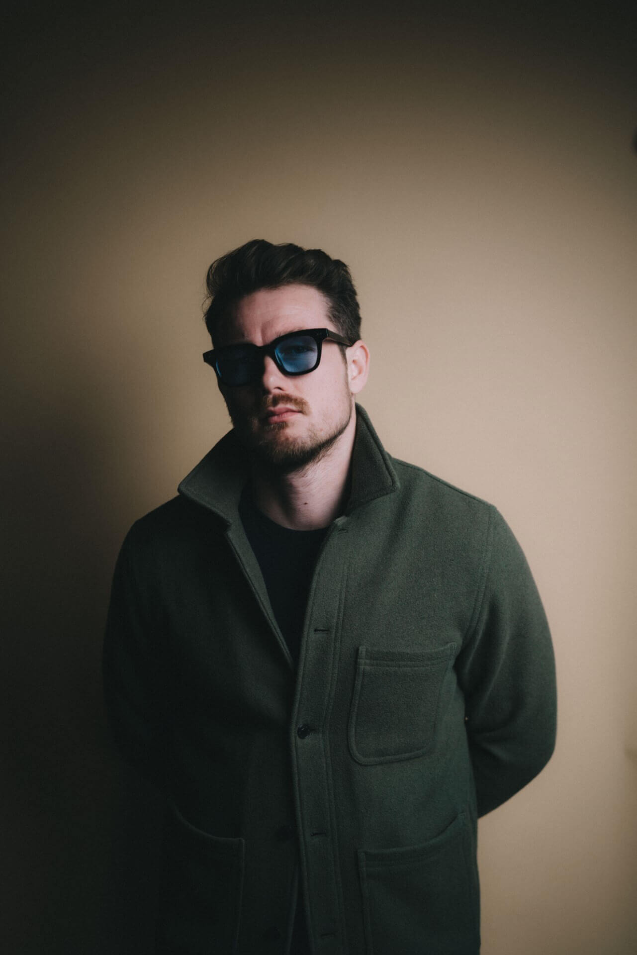 Der Kabarettist Maximilian Ratzenböck hat für die CRM-Konferenz „Evolution Experience 2025“ einen augenzwinkernden Vortrag mit dem Titel „Keine Angst vor KI – sie will nur spielen. Und Mails beantworten“ vorbereitet.