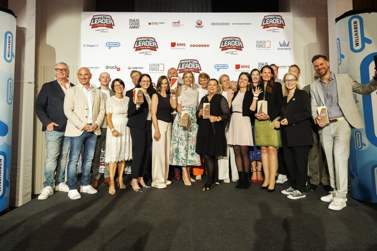 INTERNET WORLD Austria würdigt die Marketing Leader of the year gemeinsam mit dem Marketing Club Österreich und Hauptsponsor willhaben in sechs Kategorien, nämlich „Handel“, „Industrie“, „Finanzen & Telekommunikation“, „Tourismus, Gastronomie, Verkehr & Logistik“, „Medien, Kultur & Entertainment“ sowie „Beratung, Bildung, Healthcare, IT & Institutionen“: Die Veranstalter und alle Sponsoren freuen sich mit den Marketing-Leader-Preisträgern des Jahres 2024: Julia Hrabal (Manner), Barbara Ghaffari (NEOH), Barbara Klinser-Kammerzelt (Magenta), Melanie Rondonell (ÖBB), Katharina Kofler (Kurier) und Stefan Lorbeer (ÖAMTC) sowie Bio-Pionier Werner Lampert („Ja! Natürlich“, „Zurück zum Ursprung“), der für sein Lebenswerk gewürdigt wurde – vertreten von Brigitte Hanzmann von der LAMPERT Beratungs GmbH.
