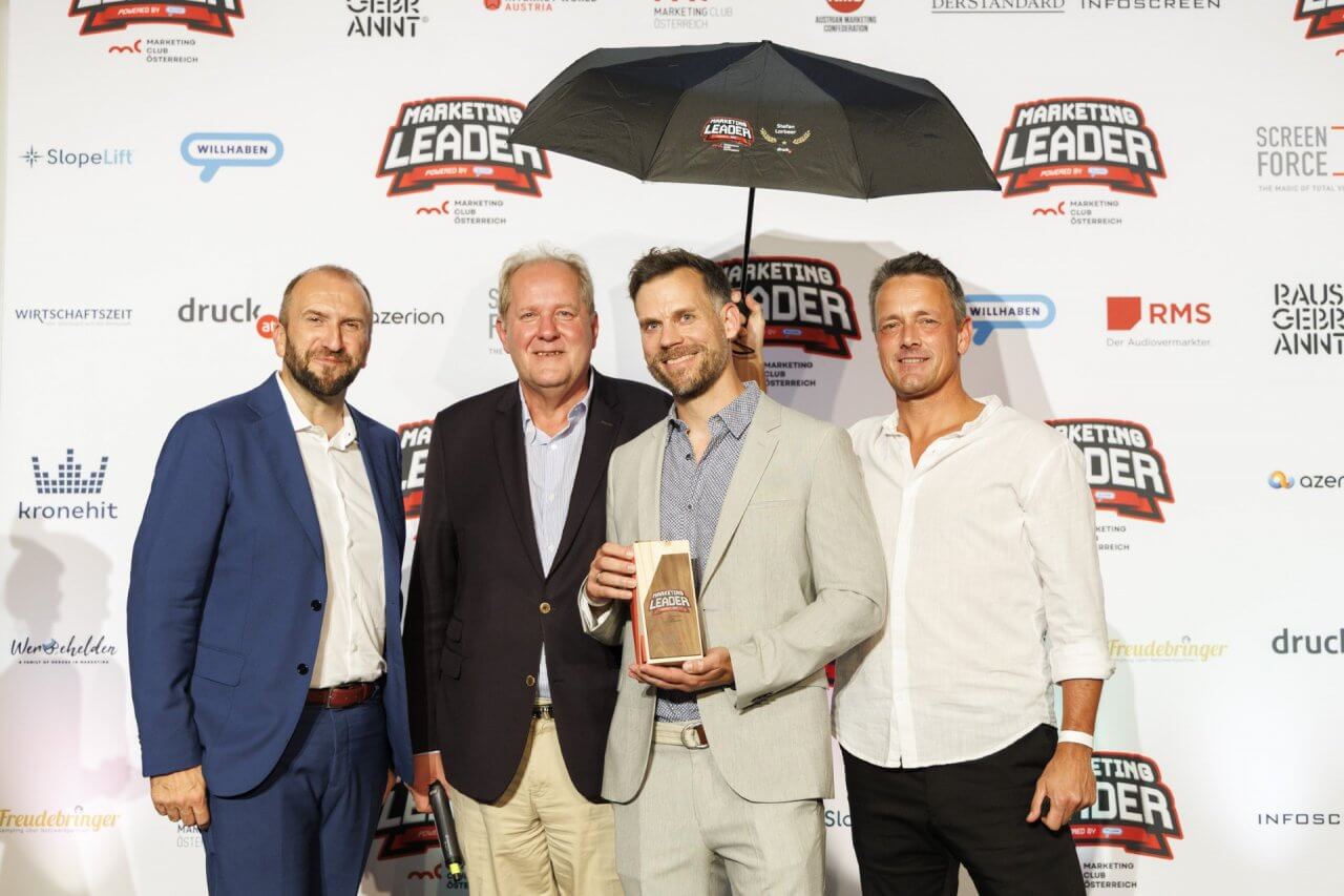 Stefan Lorbeer, Leiter Marketing Communication ÖAMTC (mit Trophäe), wurde zum Marketing Leader of the year 2024 in der Kategorie Beratung, Bildung, Healthcare, IT & Institutionen gewählt. Marketing-Club-Österreich-Präsident Andreas Ladich, Walter Zinggl vom Kategoriesponsor Screenforce Österreich und Jochen Schneeberger vom Bewerbssponsor willhaben gratulieren.