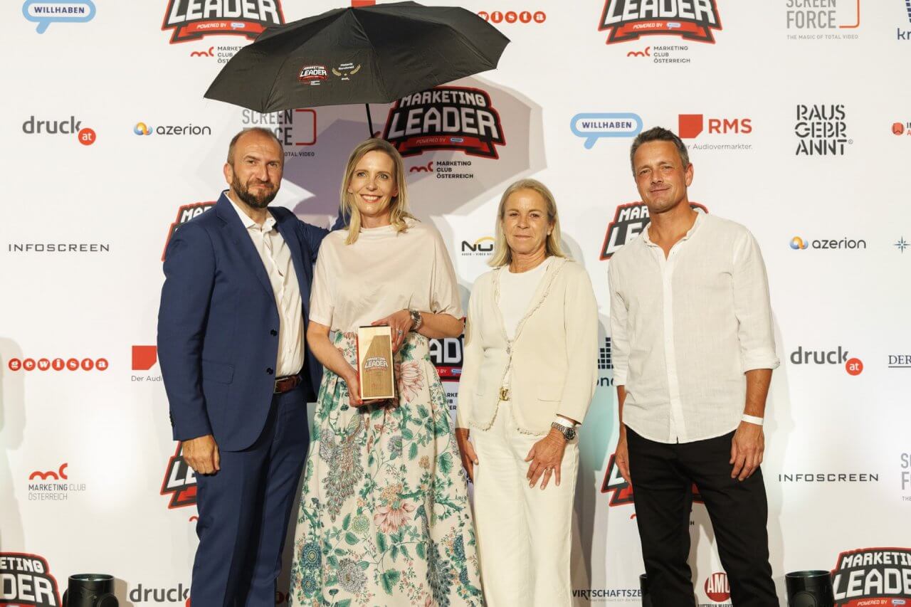 Melanie Rondonell, Head of Brand ÖBB (mit Trophäe), wurde zum Marketing Leader of the year 2024 in der Kategorie Tourismus, Gastronomie, Verkehr & Logistik gewählt. Marketing-Club-Österreich-Präsident Andreas Ladich, Brigitte Kovacic vom Kategoriesponsor RMS Austria und Jochen Schneeberger vom Bewerbssponsor willhaben gratulieren.