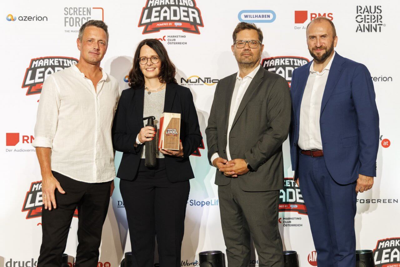 Julia Hrabal, Chief Marketing Officer Josef Manner & Comp. AG (mit Trophäe) wurde zum Marketing Leader of the year 2024 in der Kategorie Handel gewählt. Jochen Schneeberger vom Bewerbssponsor willhaben, Sascha Berndl vom Kategoriesponsor Infoscreen und Marketing-Club-Österreich-Präsident Andreas Ladich gratulieren.