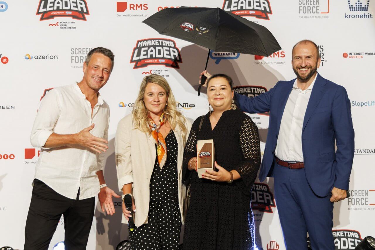 Barbara Ghaffari, Marketing- und PR-Managerin NEOH (mit Trophäe), wurde zum Marketing Leader of the year 2024 in der Kategorie Industrie gewählt. Jochen Schneeberger vom Bewerbssponsor willhaben, Carina Kaiser vom Kategoriesponsor SlopeLift und Marketing-Club-Österreich-Präsident Andreas Ladich gratulieren.